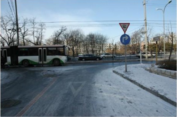 如图所示，此路口右转弯极易发生的危险有（ ）。