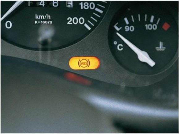 行车中,如图所示的报警灯常亮时,驾驶员应选择安全区域停车检查制动液是否足够。熄火后重新起动发动机,故障灯仍未能消除的,应该( )。