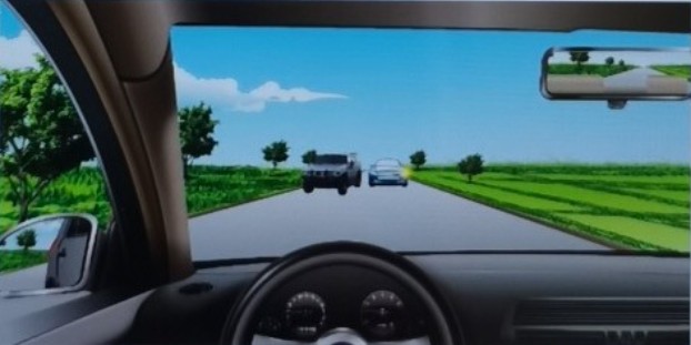 如图所示，当你看到对面有车辆超车时，应该如何应对？