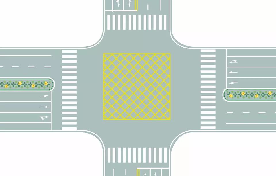 图中路口中央黄色路面标记是什么标线？