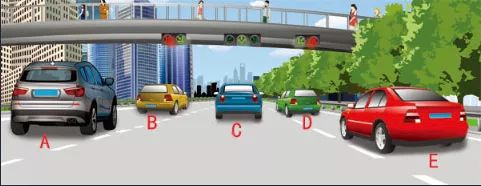 在图中所示有车道信号灯的路段，请判断哪辆机动车行驶的车道是正确的？