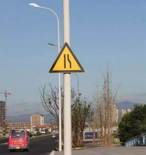 当驾驶员看到以下标志时，需减速慢行，是因为什么？