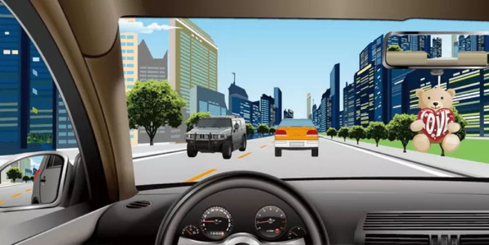 如图所示，驾驶机动车时，前风窗玻璃处悬挂放置干扰视线的物品是错误的。