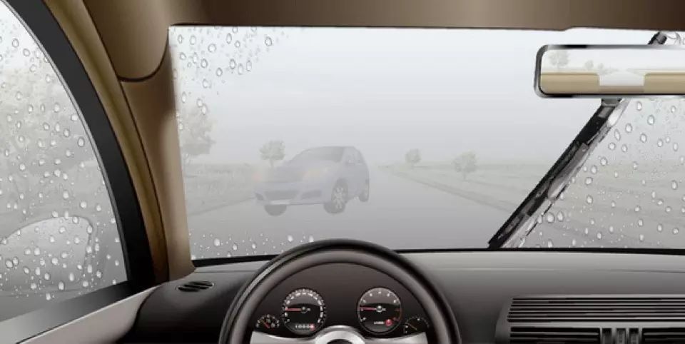 如图所示，关于驾驶机动车在大雾天气会车时的注意事项，以下说法错误的是什么？