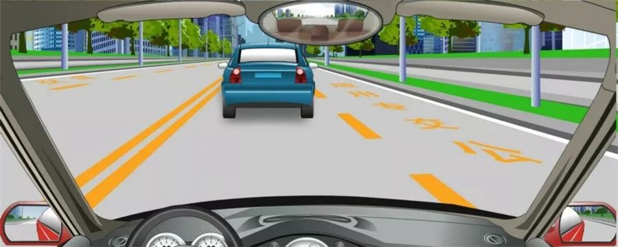 如果遇到图中这种情况需要超车时，可以在不影响公交车通行的前提下借公交车道超越。