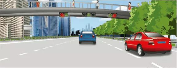 图中这辆红色小型客车选择的行车道是正确的。