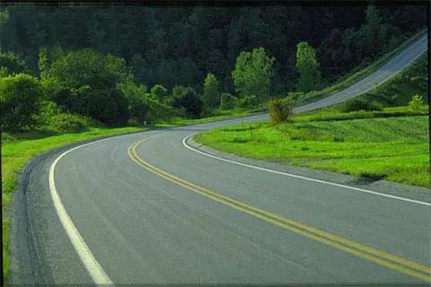 行驶至这种上坡路段时，以下做法正确的是什么？