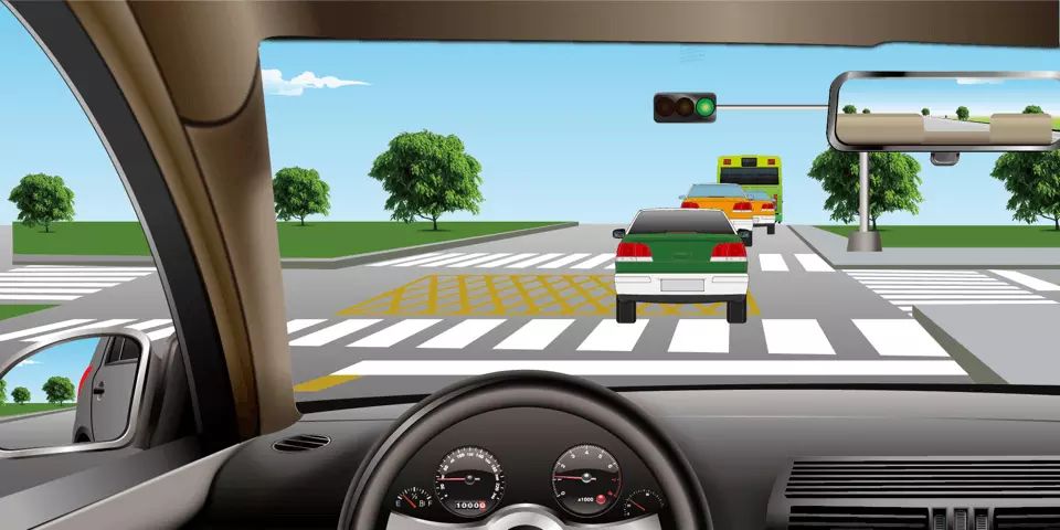 如图所示，直行车辆遇到前方路口堵塞，以下说法正确的是什么?