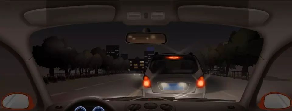 如图所示，夜间驾驶机动车在没有照明的路段，当跟车行驶距离较近时，应当开启远光灯照明。