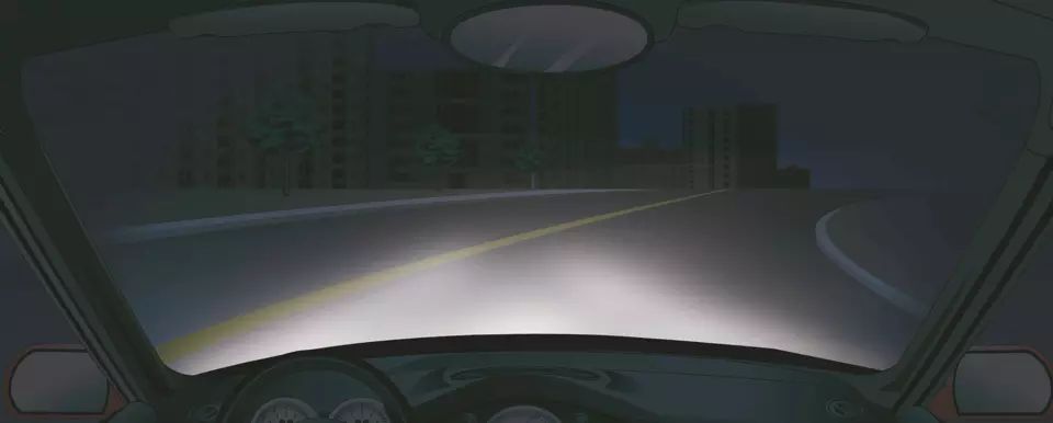 在这种急弯道路上行车应交替使用远近光灯。