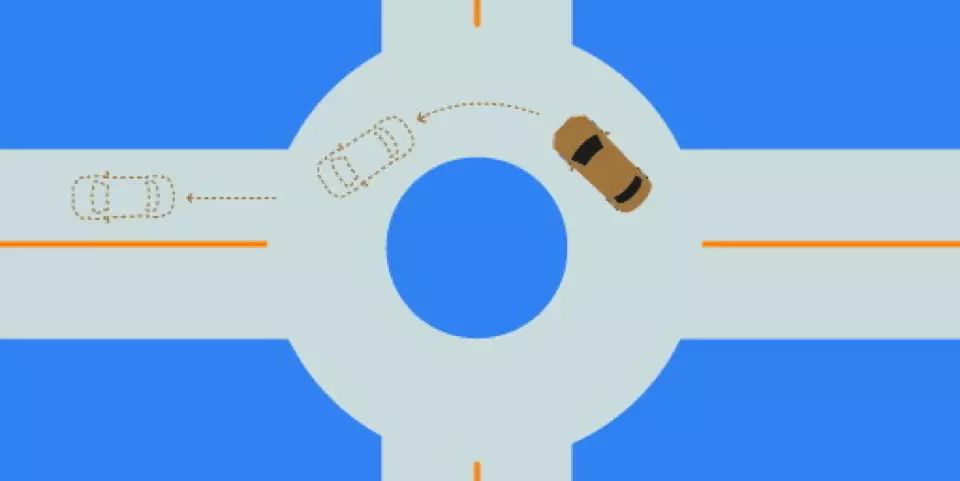 如图所示，驾驶机动车驶出这个路口时应当怎样使用灯光?