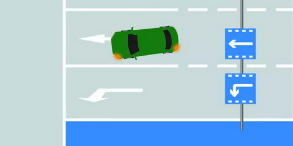 如图所示，驾驶机动车行驶至此位置时，以下做法正确的是什么？