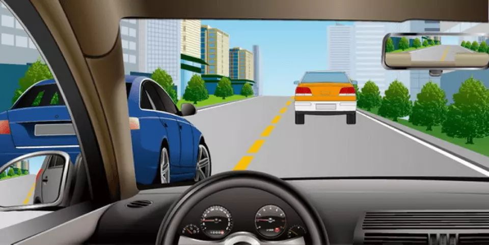 如图所示，驾驶机动车遇左侧车道有车辆正在超车时，可以迅速变道，伺机反超。