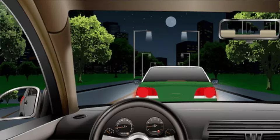 如图所示，夜间驾驶机动车与同方向行驶的前车距离较近时，以下做法正确的是什么？