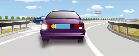 驾驶人在实习期内可以驾驶这辆小型客车独立进入高速公路行驶。