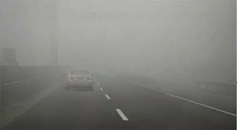 在高速公路上开车遇到图中所示的情况时，以下操作不正确的是什么？