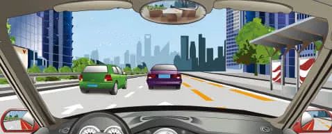 在城市道路上，遇到图中情况需要超车时，只要专用车道上没有公交车通过，就可以开启右转向灯，借公交车道行驶。