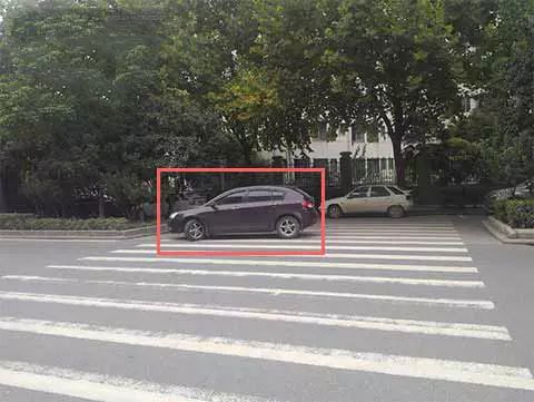 图中深色车辆在该地点临时停车是可以的。