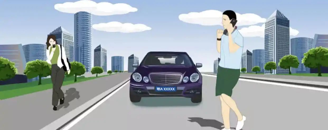 如图所示，驾驶机动车遇到这种情况，要减速慢行，同时持续鸣喇叭提醒行人注意查看路况。