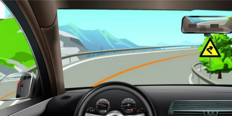 如图所示，驾驶机动车遇到这种情况，以下做法正确的是什么？