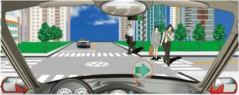 在一个绿灯亮的路口右转，遇到图中所示的情况，怎么做是正确的?