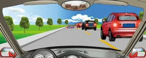 在车辆拥堵的路段，遇到图中所示车辆停车等待的情形，怎么做是正确的？