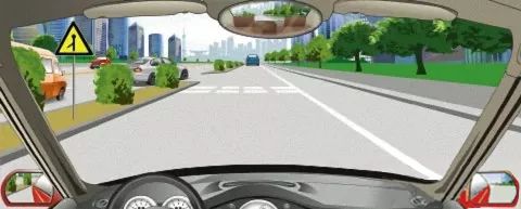 在辅路上行驶，遇到图中所示有一辆小型客车从主路进入辅路时，怎么做是正确的？