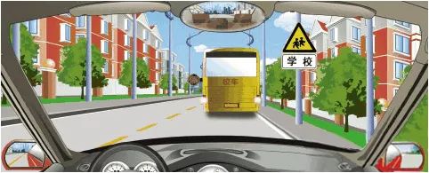 在一所小学校门前，遇到图中所示的情景，怎么做是正确的？