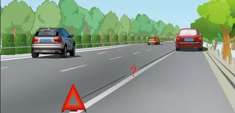 遇到图中所示的车辆无法继续行驶的情况时，怎样按规定放置危险警告标志？