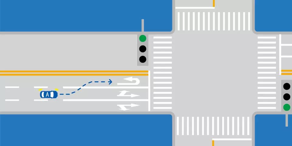 如图所示，A车要在前方掉头行驶，可以在此处变换车道，进入左侧车道准备掉头。