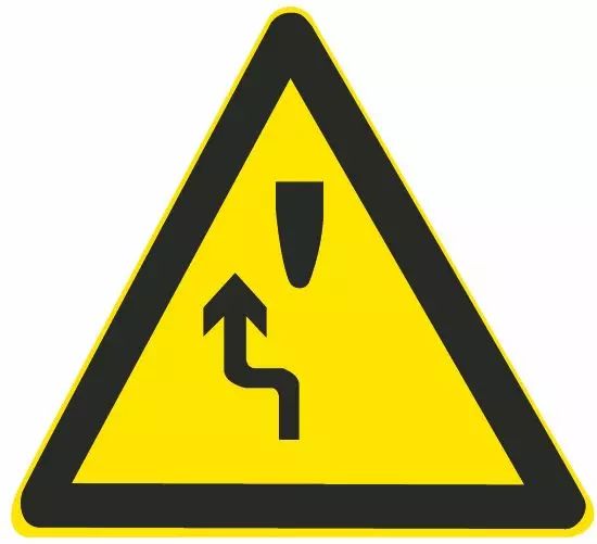 这个标志的含义是告示前方道路有障碍物，车辆左侧绕行。