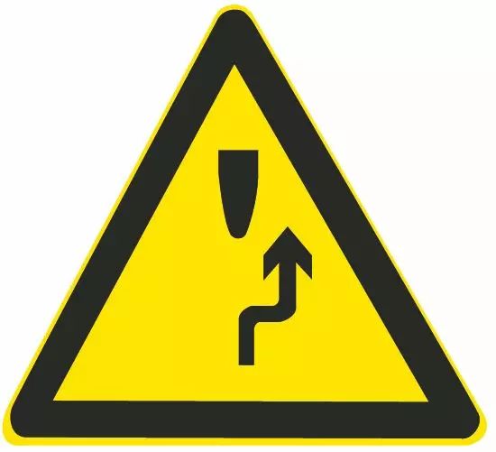 这个标志的含义是告示前方道路是单向通行路段。