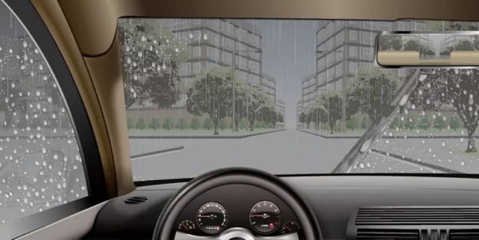 如图所示，在这种情况下通过路口，驾驶人应减速或者停车观察，以应对两侧路口可能出现的危险。