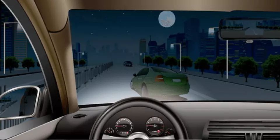 如图所示，夜间驾驶机动车遇到其他机动车突然驶入本车道时，以下做法正确的是什么?