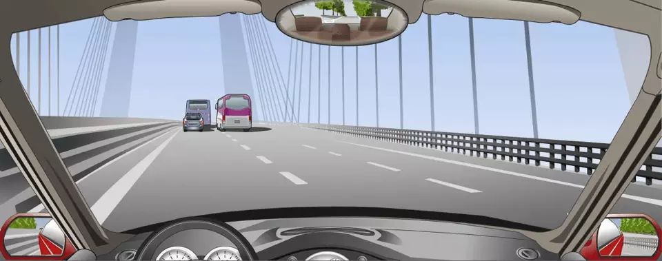 遇到这种跨江、河、海大桥时，可能会遇到横风，要控制好方向。