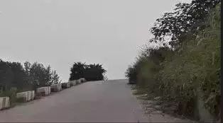 驾驶机动车途经这个路段的时候，以下关于潜在风险的说法正确的是？