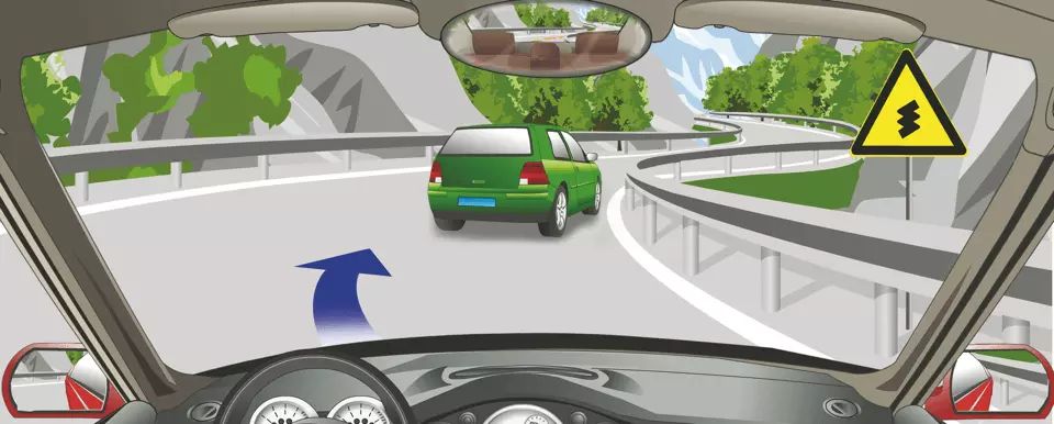 驾驶机动车在对向没有来车的情况下可以超车。