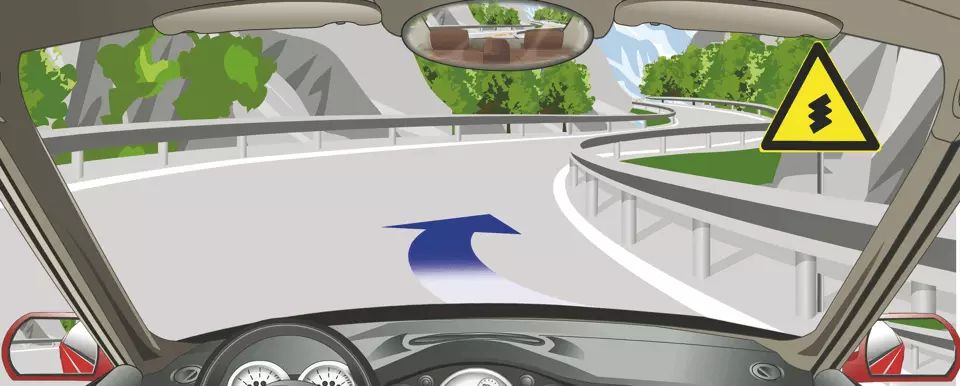 驾驶机动车通过这段山区道路要靠路中心行驶。