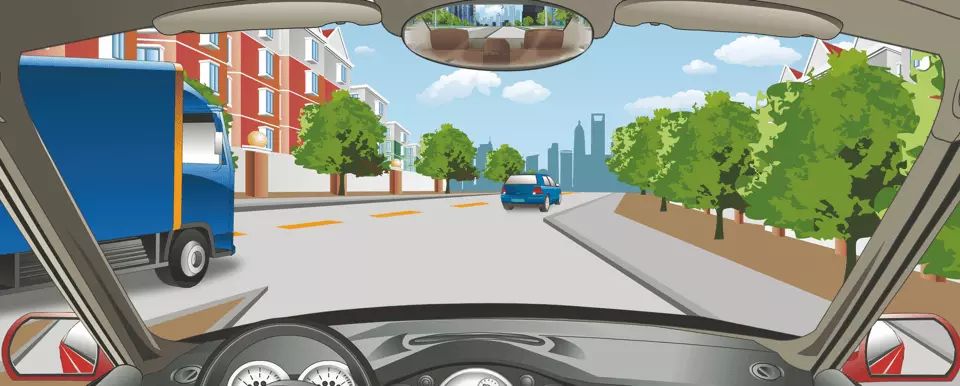 在这种情况下驾驶人需要注意什么？