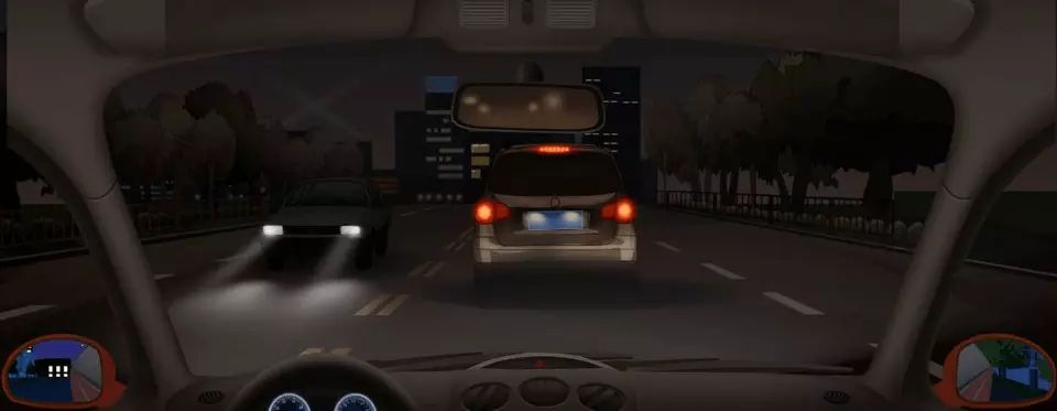 夜间在这种情况下跟车要注意观察前车信号灯的变化，随时做好减速或停车的准备。