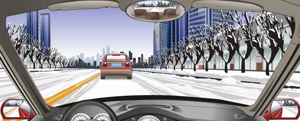 在这种冰雪路面怎样跟车行驶？