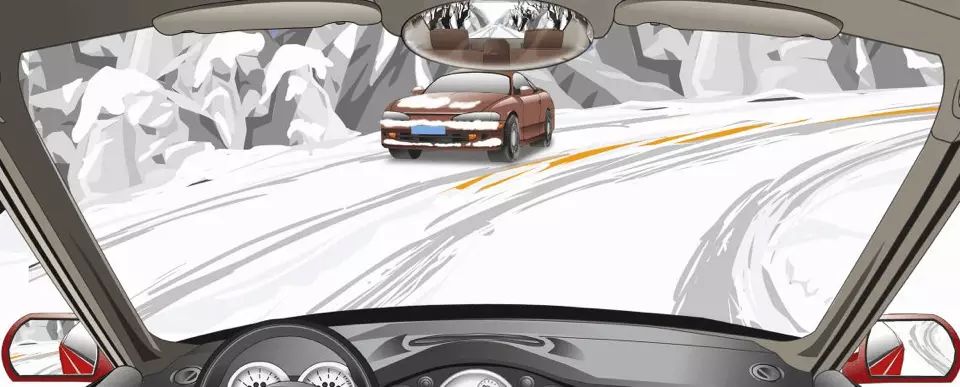 在这种有车辙的冰雪路段怎样行驶？