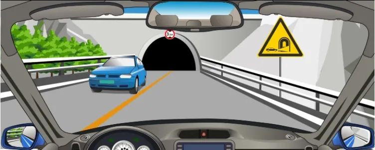 在道路上遇到这种情况时要开启近光灯，靠右侧行驶。