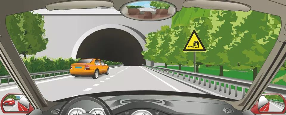 驾驶机动车进入高速公路隧道前需要注意什么？