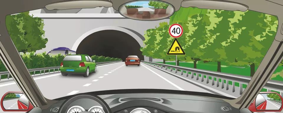 驾驶机动车进入隧道口前按照隧道口标志上规定的速度调整车速。