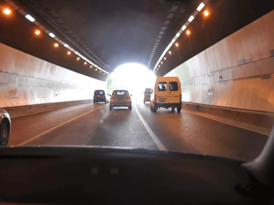 如图所示，驾驶机动车遇这种情况应尽快将车速提高到规定速度。