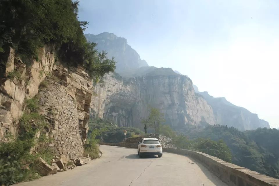 如图所示，驾驶机动车在这样的路段怎样跟车行驶?