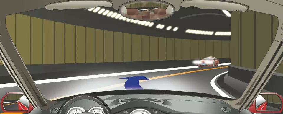 驾驶机动车在这种隧道内要尽量靠左侧行驶。