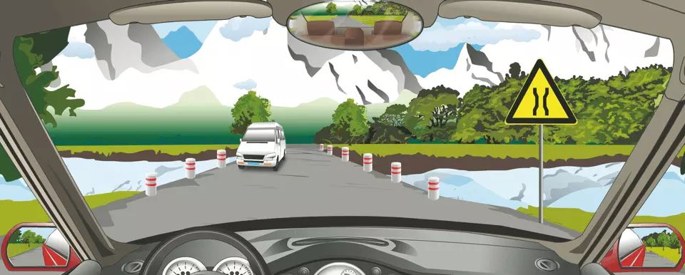 会车遇到这种情况要低速会车或停车让行。