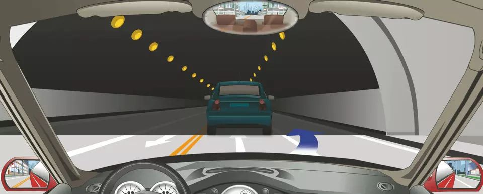 如图所示，机动车在这种情况下可以超车。